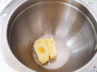 2、草莓曲奇饼干,黄油提前室温软化，软化至手指一按就有印痕