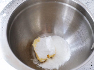 3、草莓曲奇饼干,加入糖粉