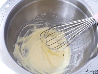 4、草莓曲奇饼干,搅拌均匀