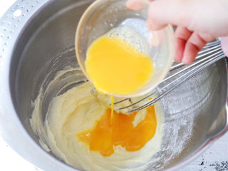 5、草莓曲奇饼干,加入全蛋液