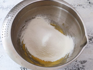 7、草莓曲奇饼干,筛入低筋面粉