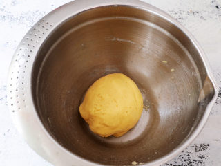 8、草莓曲奇饼干,揉成面团