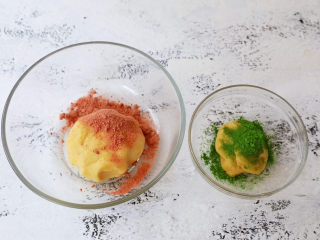 9、草莓曲奇饼干,再分成2：1的两份，多的一份加入草莓粉，另一份加入抹茶粉