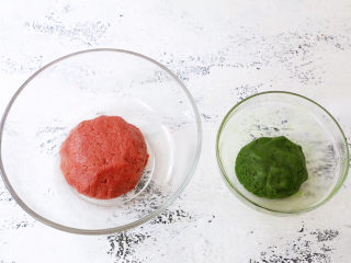 10、草莓曲奇饼干,分别揉匀