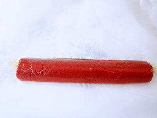 11、草莓曲奇饼干,将草莓面团放入保鲜膜，用手整形成三角形，再放入冰箱冷冻30分钟定型