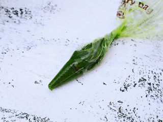 12、草莓曲奇饼干,抹茶面团装入裱花袋备用