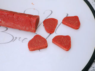 13、草莓曲奇饼干,将冷冻好的草莓面团取出切片