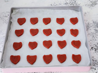 14、草莓曲奇饼干,放入烤盘，记得要间隔出位置