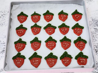 16、草莓曲奇饼干,表面放入白芝麻