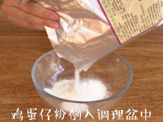 1、4种材料烤出香脆【原味鸡蛋仔】懒人必备！,将鸡蛋仔预拌粉倒入调理盆中