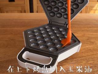 6、4种材料烤出香脆【原味鸡蛋仔】懒人必备！,鸡蛋仔机预热完成后，刷适量食用油