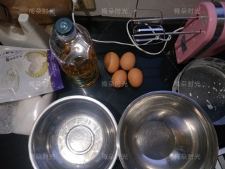 1、草莓彩绘蛋糕卷,准备好所需食材和工具。