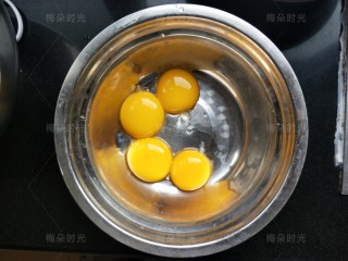 2、草莓彩绘蛋糕卷,我用的小四卷的配方。都是四。4个鸡蛋,蛋清蛋黄分离。