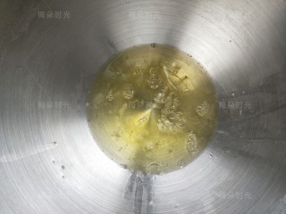 3、草莓彩绘蛋糕卷,盛蛋清的盆必须无油无水,而且不要混进去蛋黄。