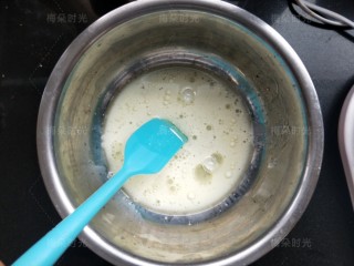 4、草莓彩绘蛋糕卷,牛奶,植物油,白糖10克。搅拌混合均匀,