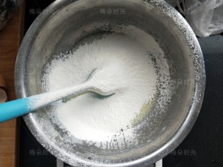 5、草莓彩绘蛋糕卷,然后筛入低筋面粉40克。