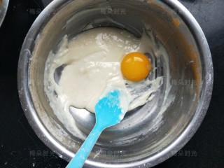 6、草莓彩绘蛋糕卷,加入鸡蛋,四个鸡蛋我分次加入的。