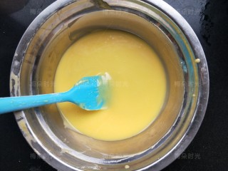 7、草莓彩绘蛋糕卷,拌好的蛋黄糊待用。