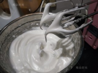 8、草莓彩绘蛋糕卷,蛋清加入几滴柠檬汁,开始打发,白糖30克分三次加入。打发蛋清一般都会。就不多说了。打发程度是湿性发泡:就是提起打蛋器像上图中呈现弯尖,而不是直立的小尖尖。
