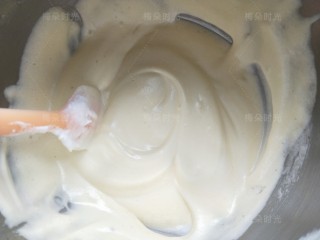 9、草莓彩绘蛋糕卷,这时候打开烤箱预热。然后把打发好的蛋清分三次加入蛋黄糊里,翻拌或者切拌均匀,不要顺时针画圈拌,会消泡的。