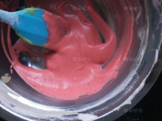 10、草莓彩绘蛋糕卷,取少许蛋糕糊,加入一点点红曲粉,混合好。然后装进裱花袋。