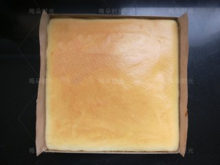 12、草莓彩绘蛋糕卷,烤好的蛋糕。取出来,端起来落下,轻震几下。