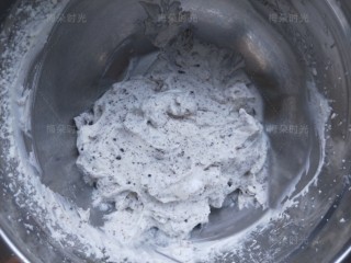 14、草莓彩绘蛋糕卷,取出冰箱里提前打好的奶油,我在奶油里加了奥利奥饼干碎。