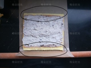 15、草莓彩绘蛋糕卷,取另外一张油布,把蛋糕有图案的一面向下。切掉四周边缘,然后再在要卷的两头斜着切掉一个小边,图中黑色画线区域。然后把奶油抹上去。中间抹厚一些。借助一个擀面杖卷起来。其实不用擀面杖也是可以的。