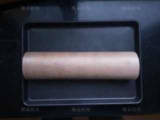 16、草莓彩绘蛋糕卷,卷紧后带着油布一起放进冰箱冷藏半小时。定型。