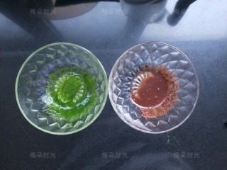 17、草莓彩绘蛋糕卷,取两个小碗。分别放少许可可粉,菠菜粉(也可以用抹茶粉,滴少许热水融化开。