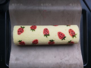 18、草莓彩绘蛋糕卷,用小刷子蘸绿色的液体画出草莓叶子。用筷子头蘸可可粉点出草莓籽。