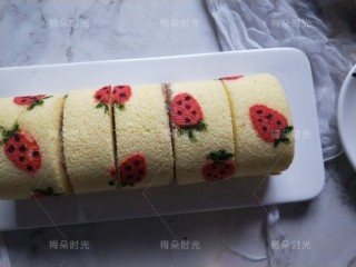 20、草莓彩绘蛋糕卷,吃的时候切成等宽的小段。