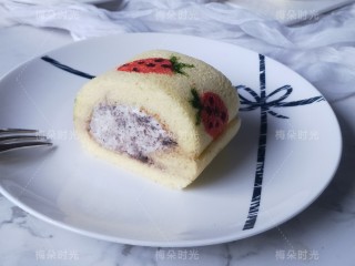 22、草莓彩绘蛋糕卷,蛋清打发到合适的程度,烤制时间不要太久,一般不会断,裂的。不要凉透了再卷,趁温热的时候卷。