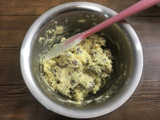 8、蔓越莓曲奇饼干,加入蔓越莓后搅拌均匀。