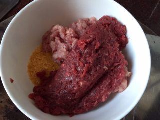 3、#食二星座#日式汉堡香酥肉饼（附红酒酱汁的做法）,牛肉和猪肉末与面包糠混合