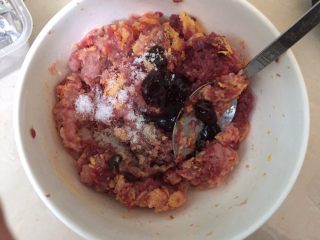 6、#食二星座#日式汉堡香酥肉饼（附红酒酱汁的做法）,加入盐、黑椒粉和BBQ烧烤酱拌均