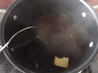 18、#食二星座#日式汉堡香酥肉饼（附红酒酱汁的做法）,充分搅拌均匀后加入黄油搅拌均匀