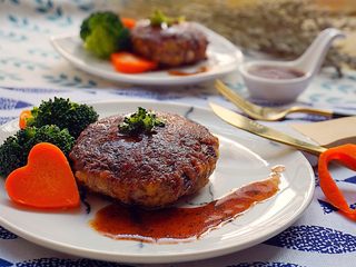 19、#食二星座#日式汉堡香酥肉饼（附红酒酱汁的做法）,淋上红酒酱汁