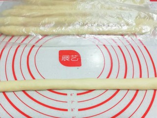 11、紫薯芋泥螺卷包,将醒好的小面团分别滚搓成长约30厘米左右的长条；