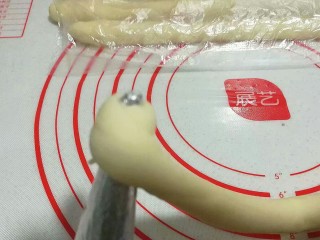 12、紫薯芋泥螺卷包,取一个螺管模具将起始端压扁，自螺管尖端处开始卷起；