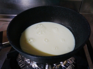 1、独创草莓奶冻,先取40g水倒入粉中拌匀，剩餘水+奶粉+糖煮到冒水气。