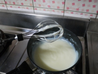 3、独创草莓奶冻,一直搅拌煮到成稠状為止。