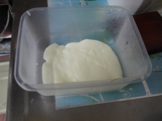 4、独创草莓奶冻,取约1/3量倒入模子中。