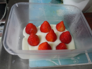 5、独创草莓奶冻,草莓洗净擦干切去蒂一一插入（像种花一样）