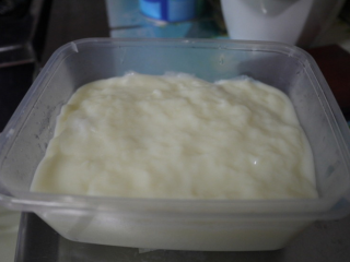 6、独创草莓奶冻,再倒入剩餘的奶冻液，待凉盖盖子放冷藏即可