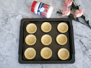 2、爆浆脏脏蛋挞,蛋挞皮室温回暖