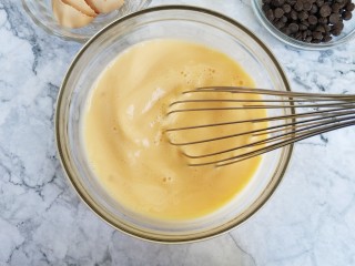 7、爆浆脏脏蛋挞,搅拌均匀