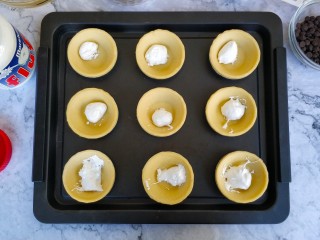 10、爆浆脏脏蛋挞,Fluff棉花糖是半固态的，用小勺子勺到蛋挞皮里（小小一勺就足够了，不要太多，不然会爆得太兴奋）