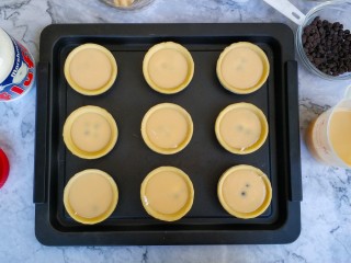 11、爆浆脏脏蛋挞,放入巧克力豆（想爆浆口感强劲点的，可多放一些）