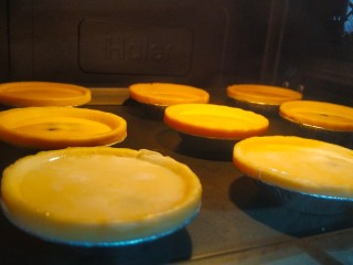 12、爆浆脏脏蛋挞,烤箱预热210度，将蛋挞液倒入挞皮8分满，将蛋挞放入烤箱中，210度25分钟（自家烤箱脾气不同，根据自家的来调整哈）